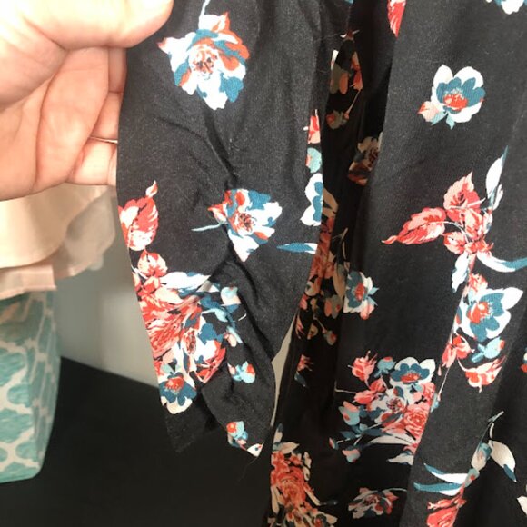 Kim Rogers Size XXL Tunic top- black with floral design - Picture 6 of 15